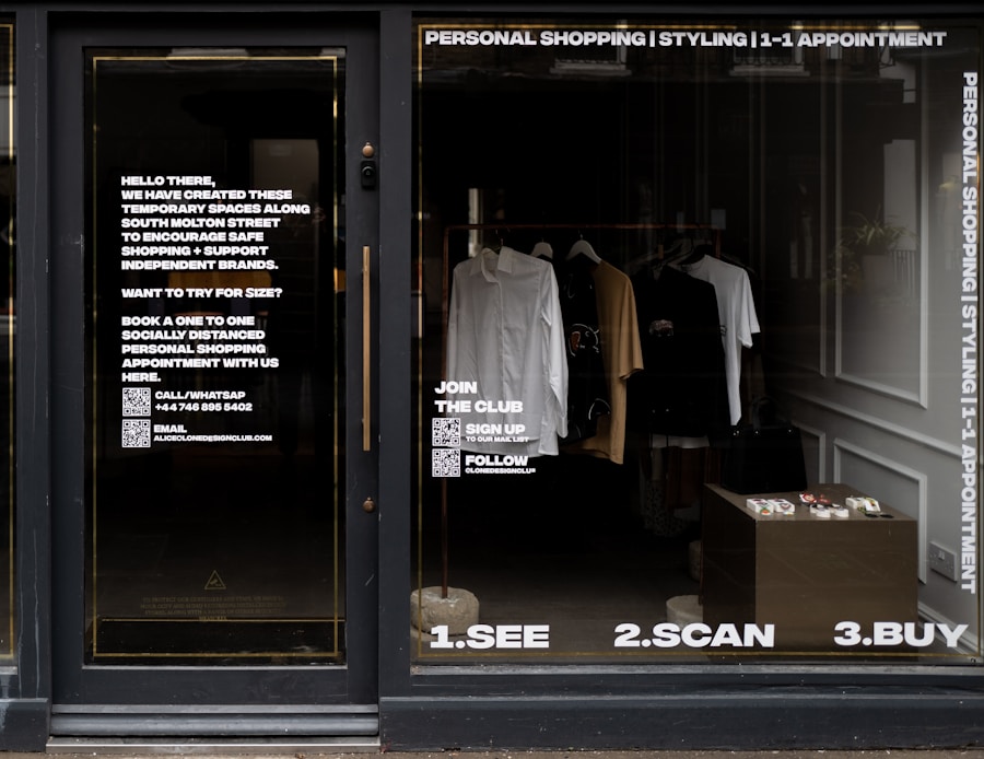 Vinilos escaparate Barcelona — gráfica recortada y esmerilada en luna de comercio